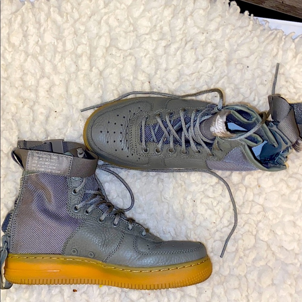 Nike SF Air Force 1 Women Mid Shoes